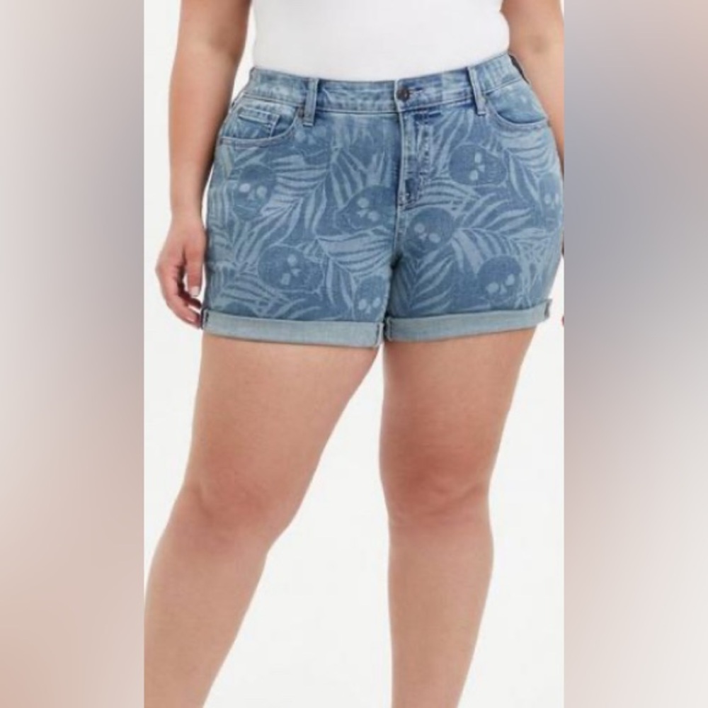 Plus Size Light Blue Denim Shorts with Tropical Skull Print